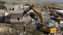 الاحتلال يهدم أربع شقق سكنية في مدينة بيت جالا