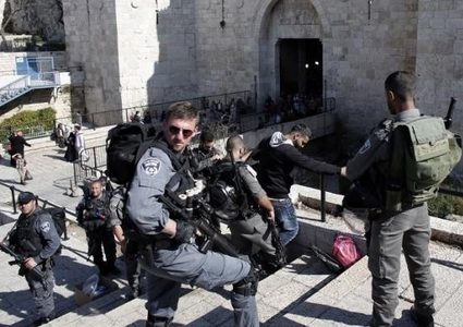 الاحتلال يعتقل شابا من منطقة باب العامود بالقدس