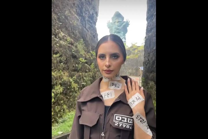 ملكة جمال فلسطين لورين امسيح تستبدل الفستان بملابس الأسرى في مسابقة للجمال