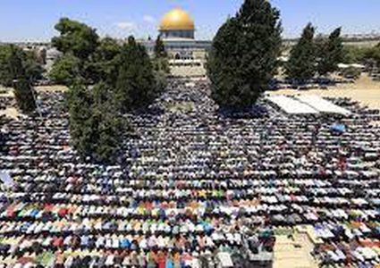 45 ألفا يؤدون صلاة الجمعة في المسجد الأقصى