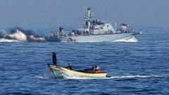 زوارق الاحتلال تحاصر مركب صيد شمال قطاع غزة