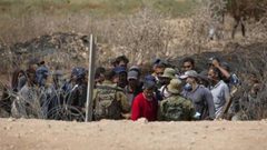 الاحتلال يلاحق العمال قرب جدار الفصل العنصري غرب جنين