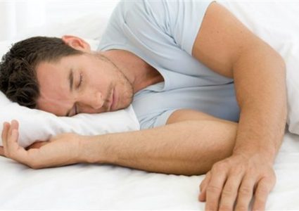 دراسة توضح أيهما أفضل..النوم وحدك أو بجانب شريك