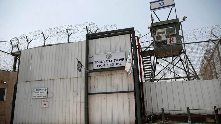 4 أسرى يدخلون أعواماً جديدة في سجون الاحتلال