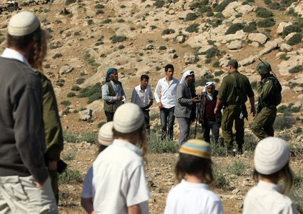 اصابة شاب بعد الاعتداء عليه من قبل المستوطنين في مسافر يطا