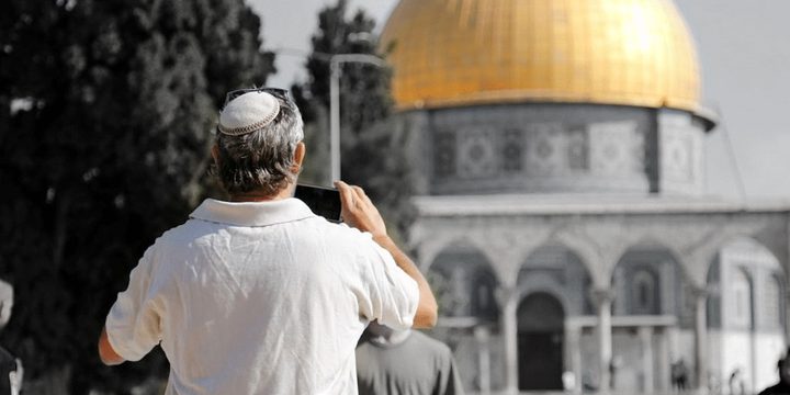 مستوطنون يقتحمون باحات المسجد الأقصى