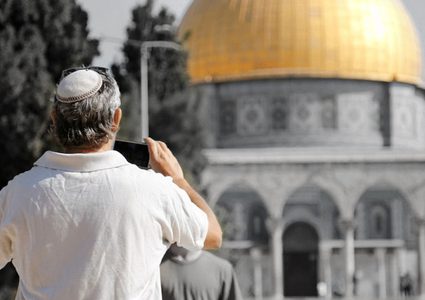 مستوطنون يقتحمون باحات المسجد الأقصى