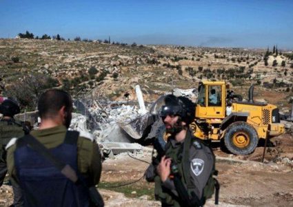 الخليل: قوات الاحتلال تخطر بوقف العمل والبناء بمنزل شرق يطا