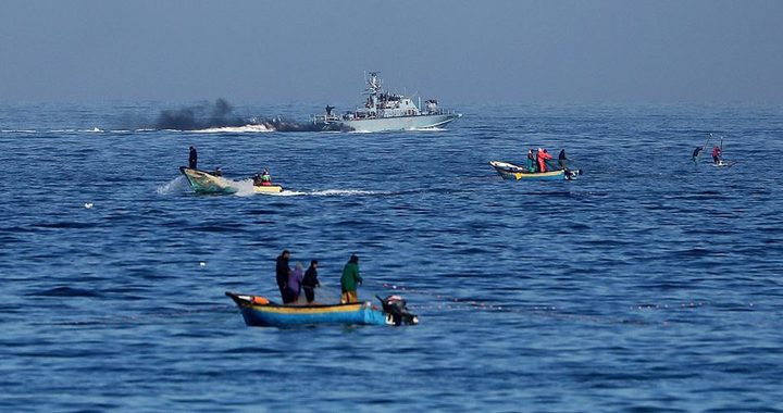 زوارق الاحتلال تهاجم مراكب الصيادين في بحر غزة