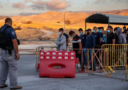 الحكومة الإسرائيلية تسعى لإنشاء شركة لتحويل رواتب العمال الفلسطينيين