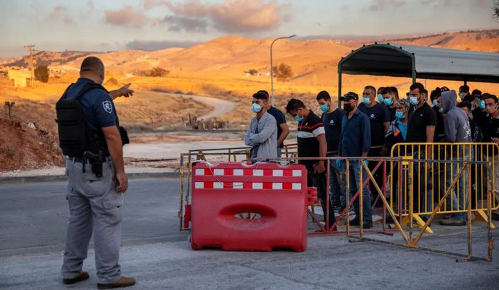 الحكومة الإسرائيلية تسعى لإنشاء شركة لتحويل رواتب العمال الفلسطينيين