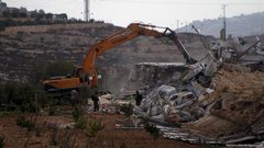 الاحتلال يهدم خياما زراعية شرق يطا