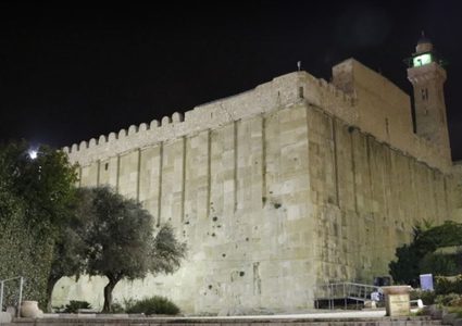 انهيار وتشققات في أحد المباني الملاصقة للحرم الإبراهيمي الشريف