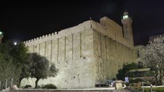 انهيار وتشققات في أحد المباني الملاصقة للحرم الإبراهيمي الشريف