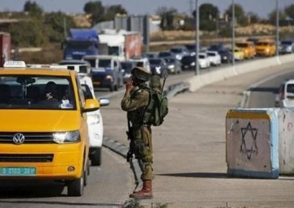 الاحتلال يحتجز مواطنة وطفلها على حاجز غرب جنين