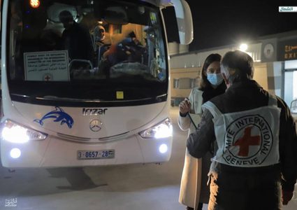 العشرات من ذوي أسرى غزة يتمكنون من زيارة أبنائهم في سجون الاحتلال