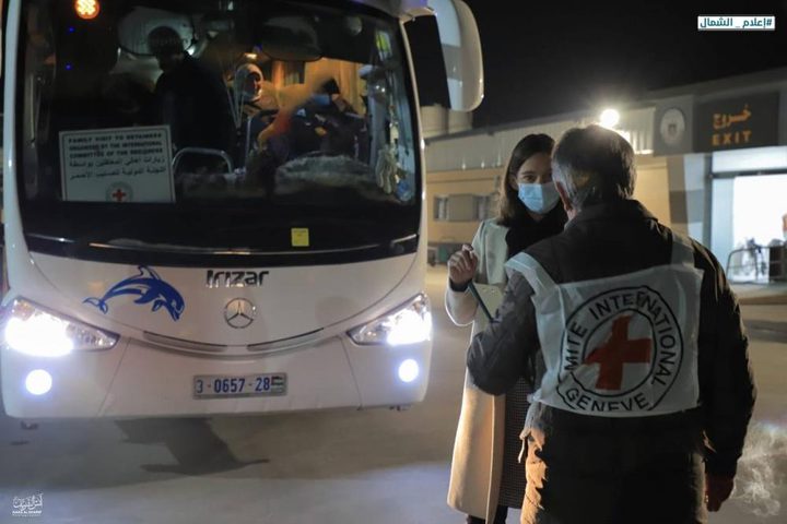 العشرات من ذوي أسرى غزة يتمكنون من زيارة أبنائهم في سجون الاحتلال