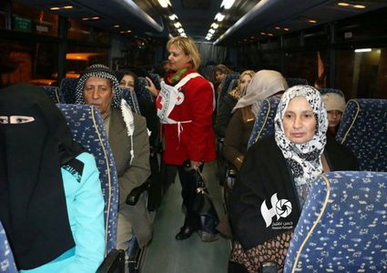 40 مواطناً من ذوي أسرى غزة يزورون 24 من أبنائهم في "نفحة"