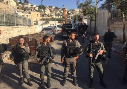 الاحتلال يفرض الحبس المنزلي على ثلاثة شبان