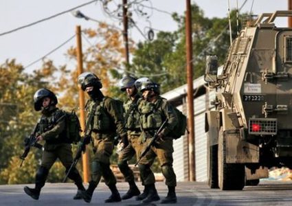 الاحتلال يعتقل أسيرا سابقا وشابا آخر على حاجزين عسكريين قرب جنين