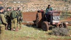 الاحتلال يحتجز مواطنا بعد قيامه باعادة فتح طريق زراعي جنوب بيت لحم