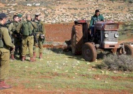 الاحتلال يحتجز مواطنا بعد قيامه باعادة فتح طريق زراعي جنوب بيت لحم