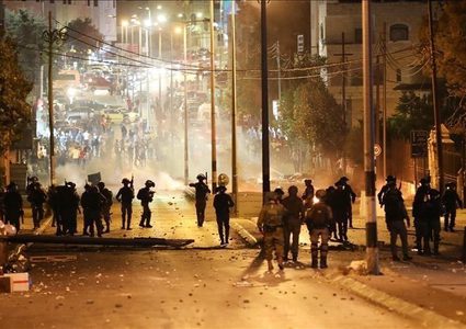 إصابة طفل بالاختناق خلال مواجهات مع الاحتلال شرق القدس