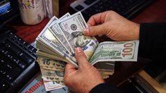 الدولار يرتفع لذروة عقدين بعد رفع الفائدة الأميركية