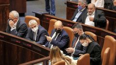 ائتلاف حكومة الاحتلال يتلقى هزائم بالكنيست وبينيت طلب من أورباخ عدم إسقاطه