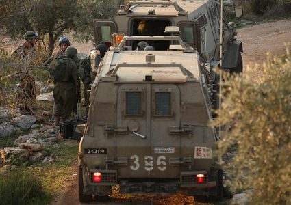 الاحتلال يعتقل 11 فلسطينيا ويصادر أموالا في الضفة