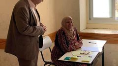 فلسطينيتان بعمر الستينات والخمسينات يتقدمن لامتحانات الثانوية العامة