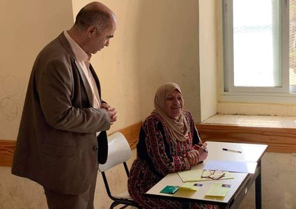 العمر مجرد رقم ...بعد انقطاع طويل.. الفلسطينيتان شريفة صقر 64 عاما وأحلام سليمان 53 عاما تتقدمان لامتحانات الثانوية العامة في مديرية تربية جنوب نابلس