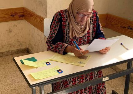 فلسطينيتان بعمر الستينات والخمسينات يتقدمن لامتحانات الثانوية العامة