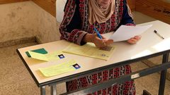 فلسطينيتان بعمر الستينات والخمسينات يتقدمن لامتحانات الثانوية العامة