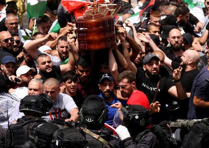 الشرطة الإسرائيلية تحجب نتائج التحقيق في الاعتداء على جنازة شيرين أبو عاقلة