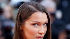 بيلا حديد تتمنى العودة طفلة للدفاع عن فلسطين