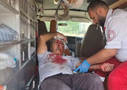 إصابة مسن بجروح ورضوض إثر اعتداء المستوطنين عليه شرق الخليل