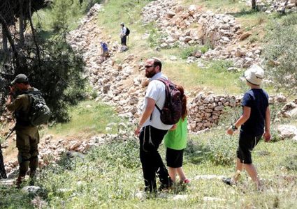 مستوطنون يتجمهرون عند عين الساكوت بالأغوار الشمالية