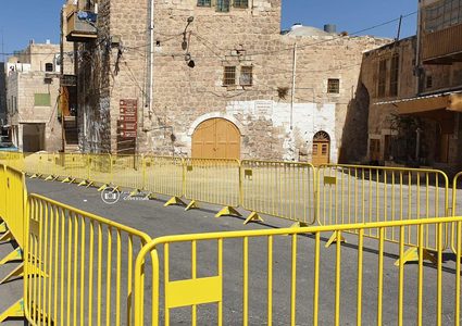 الاحتلال يغلق محال التجارية في الخليل بحجة اعياد المستوطنين