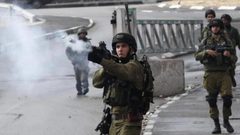 الاحتلال يطلق قنابل الغاز صوب العمال غرب طولكرم