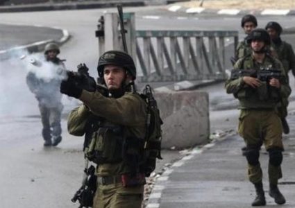 الاحتلال يطلق قنابل الغاز صوب العمال غرب طولكرم