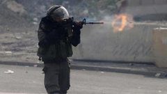 اصابة عامل بالرصاص وآخر بكسور قرب حاجز ترقوميا غرب الخليل