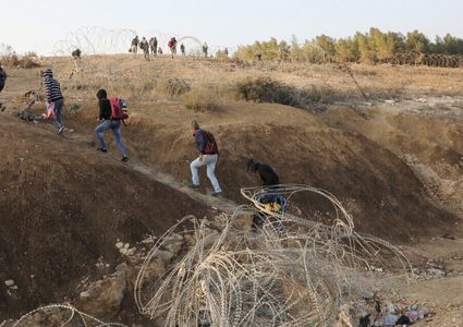 الاحتلال يلاحق العمال ويصيب عددا منهم بالاختناق غرب طولكرم
