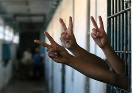 أربعة أسرى يواصلون إضرابهم المفتوح عن الطعام