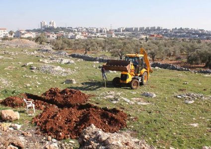 مستوطن يجرف أراضي في بلدو كيسان شرق بيت لحم