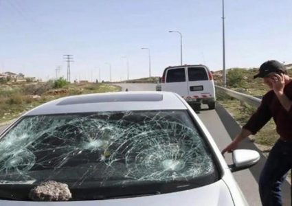 مستوطنون يرشقون مركبات المواطنين على شارع جنين- نابلس