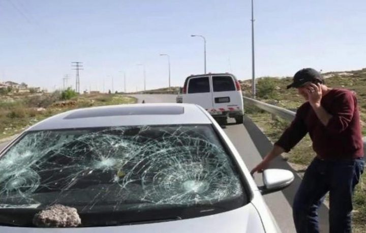 مستوطنون يرشقون مركبات المواطنين على شارع جنين- نابلس
