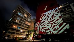الرسام الفلسطيني بلال خالد من غزة ينهي رسمه لجدارية الغرافيكي في شارع الحمرا ببيروت، والتي كتب بها "بِكُم نبني الغدَ الأحلى .. بِكُم نمضي وننتصرُ" برعاية وزارة الثقافة اللبنانية.