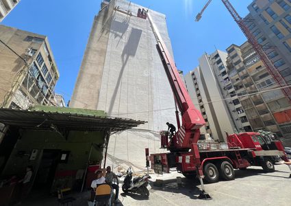 الرسام الفلسطيني بلال خالد من غزة ينهي رسمه لجدارية الغرافيكي في شارع الحمرا ببيروت، والتي كتب بها "بِكُم نبني الغدَ الأحلى .. بِكُم نمضي وننتصرُ" برعاية وزارة الثقافة اللبنانية.