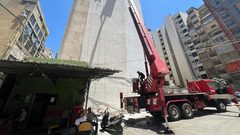 الرسام الفلسطيني بلال خالد من غزة ينهي رسمه لجدارية الغرافيكي ببيروت